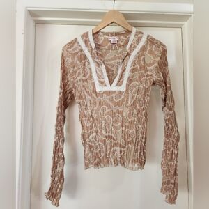 Guess Women's Paisley 70s Print Crinkle Pleat Blouse Long Sleeve Tan‎ Size Small